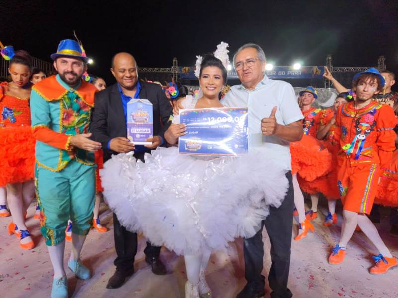 Encanto do Luar recebendo cheque de R$ 12 mil - Foto: Agnaldo Araujo / AF Notícias 